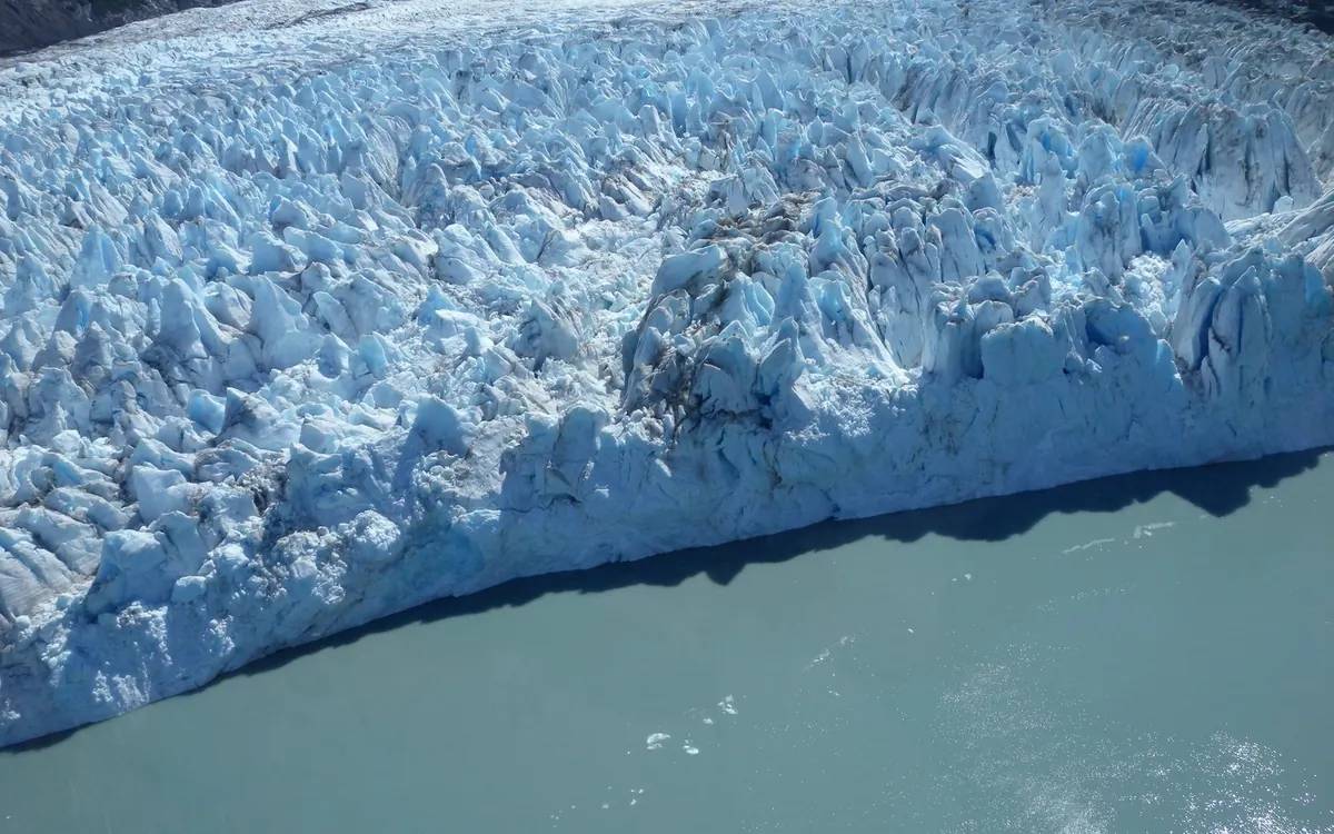 Ghiaccio blu all'interno di un crepaccio glaciale in Alaska