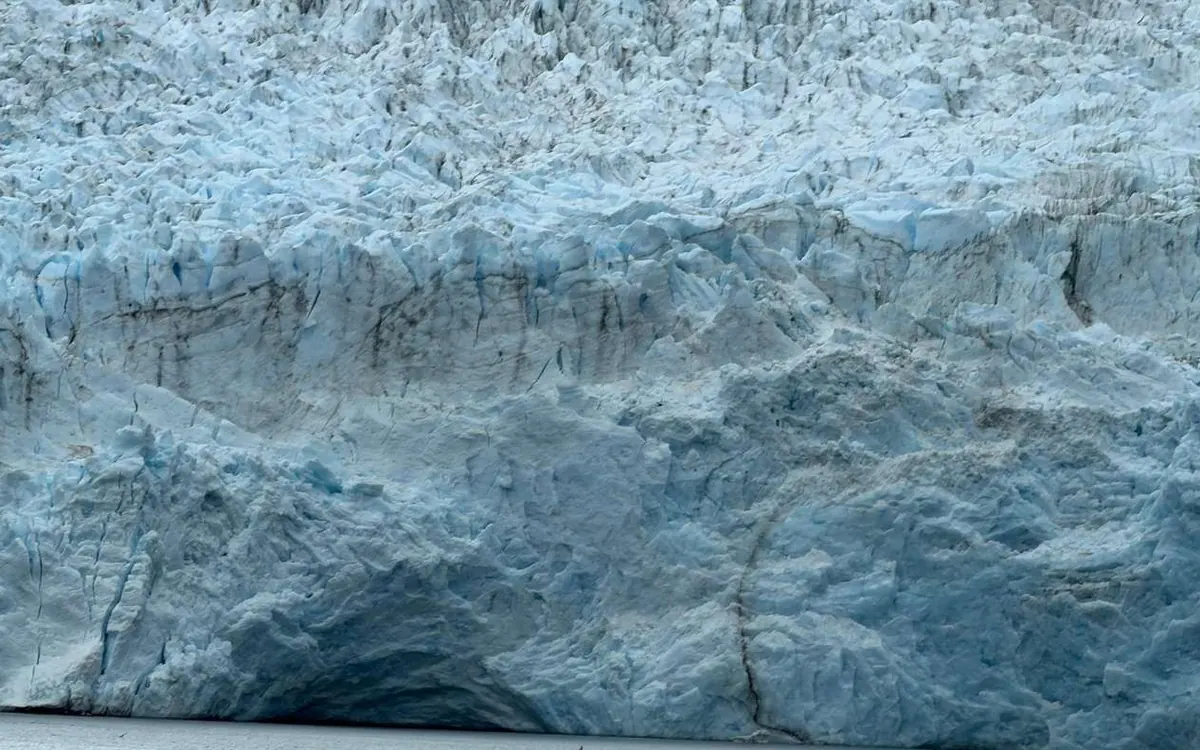 Kalben von Eis von der Front eines Gezeitengletschers ins Meer in Alaska