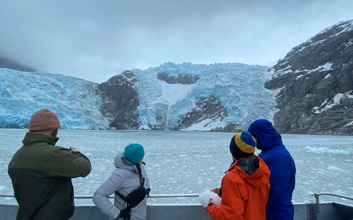 Ludzie na pokładzie łodzi obserwujący lodowiec w Kenai Fjords National Park